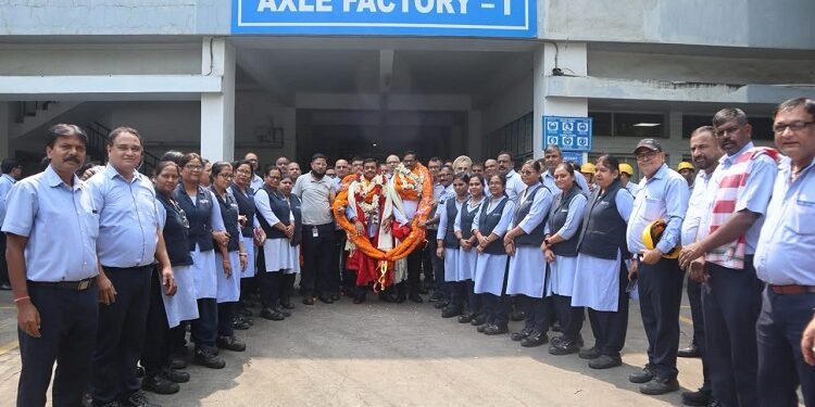 Jamshedpur tata motors welcome ceremony : टाटा मोटर्स के फ्रंट व रियर एक्सल फैक्ट्री में अध्यक्ष व महामंत्री का हुआ स्वागत, दोनों ने सुरक्षा मानकों के साथ उत्पादन लक्ष्य पूरा करने का किया आह्वान