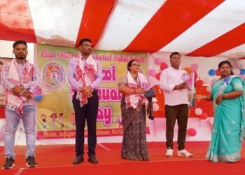 Jamshedpur rural school annual function : जादूगोड़ा के लूगू मुर्मू जनजातीय आवासीय विद्यालय का छठा वार्षिकोत्सव आयोजित, अतिथियों ने मेधावी छात्रों को सम्मानित कर की हौसलाअफजाई