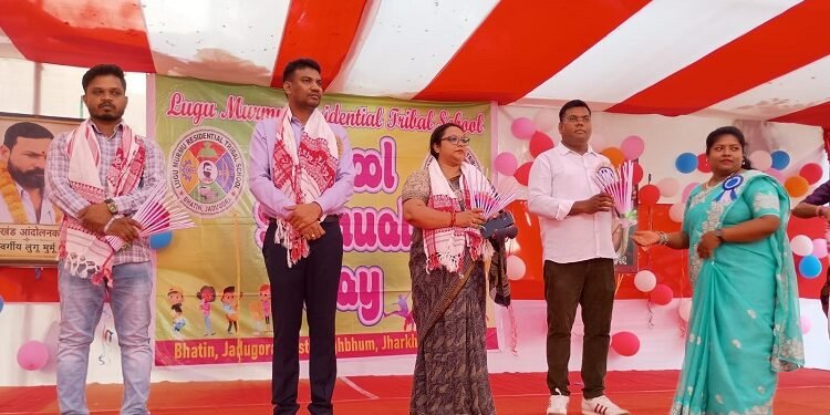 Jamshedpur rural school annual function : जादूगोड़ा के लूगू मुर्मू जनजातीय आवासीय विद्यालय का छठा वार्षिकोत्सव आयोजित, अतिथियों ने मेधावी छात्रों को सम्मानित कर की हौसलाअफजाई Jamshedpur rural school annual function : जादूगोड़ा के लूगू मुर्मू जनजातीय आवासीय विद्यालय का छठा वार्षिकोत्सव आयोजित, अतिथियों ने मेधावी छात्रों को सम्मानित कर की हौसलाअफजाई