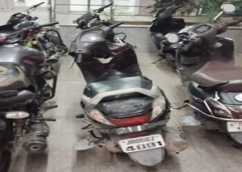 Jamshedpur bike stolen from mgmh parking : एमजीएम अस्पताल की पार्किंग से बाइक चोरी के बाद बढ़ी सतर्कता, होमगार्ड जवानों की जांच में पार्किंग में खड़ी कई गाड़ियों में नहीं लगे थे ताले