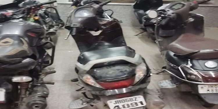 Jamshedpur bike stolen from mgmh parking : एमजीएम अस्पताल की पार्किंग से बाइक चोरी के बाद बढ़ी सतर्कता, होमगार्ड जवानों की जांच में पार्किंग में खड़ी कई गाड़ियों में नहीं लगे थे ताले Jamshedpur bike stolen from mgmh parking : एमजीएम अस्पताल की पार्किंग से बाइक चोरी के बाद बढ़ी सतर्कता, होमगार्ड जवानों की जांच में पार्किंग में खड़ी कई गाड़ियों में नहीं लगे थे ताले