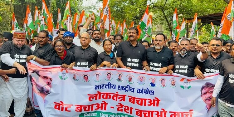 West singhbhum congress march : लोकतंत्र और मताधिकार की रक्षा के लिए चाईबासा में गूंजा ‘वोट बचाओ–देश बचाओ’ का नारा, जिला कांग्रेस के मार्च में उमड़े पार्टी कार्यकर्ता, संविधान के अनुच्छेद 326 का किया गया सार्वजनिक वाचन West singhbhum congress march : लोकतंत्र और मताधिकार की रक्षा के लिए चाईबासा में गूंजा ‘वोट बचाओ–देश बचाओ’ का नारा, जिला कांग्रेस के मार्च में उमड़े पार्टी कार्यकर्ता, संविधान के अनुच्छेद 326 का किया गया सार्वजनिक वाचन