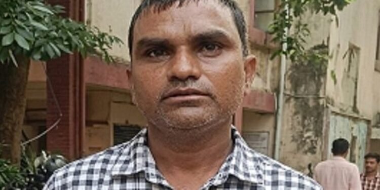 Jamshedpur complaint against traffic police man : साकची में ट्रैफिक पुलिस कर्मी पर नो इंट्री के नाम पर अवैध वसूली का आरोप, नो एंट्री के नाम पर सब्जीवाले के एकाउंट में पैसे डलवाये, पीड़ित की एसएसपी से दोषी के खिलाफ कार्रवाई की मांग Jamshedpur complaint against traffic police man : साकची में ट्रैफिक पुलिस कर्मी पर नो इंट्री के नाम पर अवैध वसूली का आरोप, नो एंट्री के नाम पर सब्जीवाले के एकाउंट में पैसे डलवाये, पीड़ित की एसएसपी से दोषी के खिलाफ कार्रवाई की मांग
