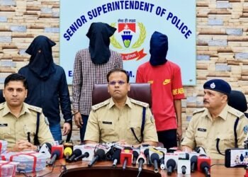 Jamshedpur 8 arrested in bindal mall firing : जमशेदपुर पुलिस ने बिंदल मॉल फायरिंग मामले का किया खुलासा, पुलिस ने मामले के कुल 8 आरोपियों को गिरफ्तार कर भेजा जेल, आरोपियों के पास से पिस्टल, गोलियां, बाइक, फोन व राउटर बरामद Jamshedpur 8 arrested in bindal mall firing : जमशेदपुर पुलिस ने बिंदल मॉल फायरिंग मामले का किया खुलासा, पुलिस ने मामले के कुल 8 आरोपियों को गिरफ्तार कर भेजा जेल, आरोपियों के पास से पिस्टल, गोलियां, बाइक, फोन व राउटर बरामद