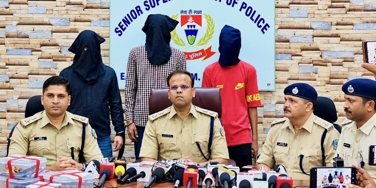 Jamshedpur 8 arrested in bindal mall firing : जमशेदपुर पुलिस ने बिंदल मॉल फायरिंग मामले का किया खुलासा, पुलिस ने मामले के कुल 8 आरोपियों को गिरफ्तार कर भेजा जेल, आरोपियों के पास से पिस्टल, गोलियां, बाइक, फोन व राउटर बरामद Jamshedpur 8 arrested in bindal mall firing : जमशेदपुर पुलिस ने बिंदल मॉल फायरिंग मामले का किया खुलासा, पुलिस ने मामले के कुल 8 आरोपियों को गिरफ्तार कर भेजा जेल, आरोपियों के पास से पिस्टल, गोलियां, बाइक, फोन व राउटर बरामद