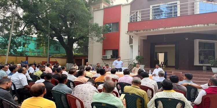 Chandil peace committee meeting : दुर्गापूजा को लेकर चांडिल थाना परिसर में शांति समिति की बैठक आयोजित, पूजा समितियों को शांति पूर्वक पूजा संपन्न कराने के लिए दिए गए जरूरी निर्देश