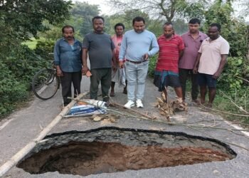 Jamshedpur rural culvert collapsed : बहरागोड़ा के जामशोला-डोमजुड़ी मार्ग से कोलारामा गांव की सड़क बर बनी पुलिया धंसी, पुलिया धंसने से मुख्य मार्ग से गांव का संपर्क टूटा, सांसद ने दिया शीघ्र पुलिया निर्माण का आश्वासन Jamshedpur rural culvert collapsed : बहरागोड़ा के जामशोला-डोमजुड़ी मार्ग से कोलारामा गांव की सड़क बर बनी पुलिया धंसी, पुलिया धंसने से मुख्य मार्ग से गांव का संपर्क टूटा, सांसद ने दिया शीघ्र पुलिया निर्माण का आश्वासन