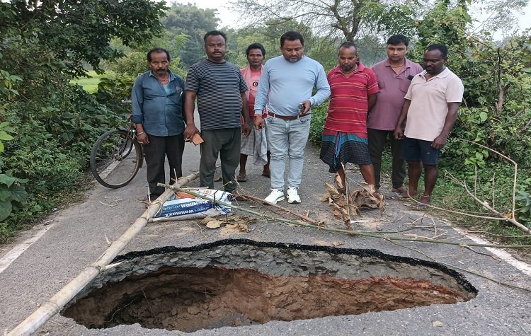 Jamshedpur rural culvert collapsed : बहरागोड़ा के जामशोला-डोमजुड़ी मार्ग से कोलारामा गांव की सड़क बर बनी पुलिया धंसी, पुलिया धंसने से मुख्य मार्ग से गांव का संपर्क टूटा, सांसद ने दिया शीघ्र पुलिया निर्माण का आश्वासन