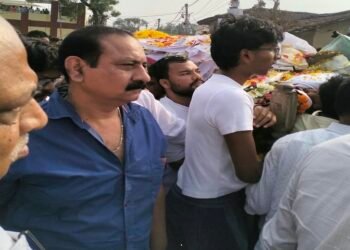 tata workers union president in nemra : झारखंड के मुख्यमंत्री हेमंत सोरेन की मां के अंतिम संस्कार में शामिल हुए टाटा वर्कर्स यूनियन के अध्यक्ष संजीव चौधरी टुन्नु, दी भावभीनी श्रद्धांजलि