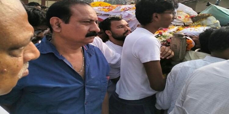 tata workers union president in nemra : झारखंड के मुख्यमंत्री हेमंत सोरेन की मां के अंतिम संस्कार में शामिल हुए टाटा वर्कर्स यूनियन के अध्यक्ष संजीव चौधरी टुन्नु, दी भावभीनी श्रद्धांजलि tata workers union president in nemra : झारखंड के मुख्यमंत्री हेमंत सोरेन की मां के अंतिम संस्कार में शामिल हुए टाटा वर्कर्स यूनियन के अध्यक्ष संजीव चौधरी टुन्नु, दी भावभीनी श्रद्धांजलि