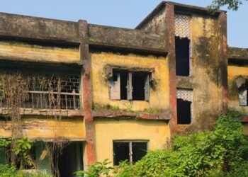 West singhbhum condemned buildings : मौत को दावत दे रहे चक्रधरपुर प्रखंड कार्यालय परिसर के जर्जर क्वार्टर, आठ साल पहले विभाग ने घोषित किया था कंडम, फिर नहीं तोड़े गए ये क्वार्टर West singhbhum condemned buildings : मौत को दावत दे रहे चक्रधरपुर प्रखंड कार्यालय परिसर के जर्जर क्वार्टर, आठ साल पहले विभाग ने घोषित किया था कंडम, फिर नहीं तोड़े गए ये क्वार्टर