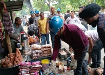 Jamshedpur anti-encroachment drive : जिला प्रशासन एवं जुस्को की टीम ने साकची जेल चौक से हटाया अतिक्रमण, प्रभावित दुकानदारों ने आजीविका का हवाला देते हुए किया विरोध, मानवीय आधार पर वैकल्पिक व्यवस्था किये जाने की रखी मांग Jamshedpur anti-encroachment drive : जिला प्रशासन एवं जुस्को की टीम ने साकची जेल चौक से हटाया अतिक्रमण, प्रभावित दुकानदारों ने आजीविका का हवाला देते हुए किया विरोध, मानवीय आधार पर वैकल्पिक व्यवस्था किये जाने की रखी मांग