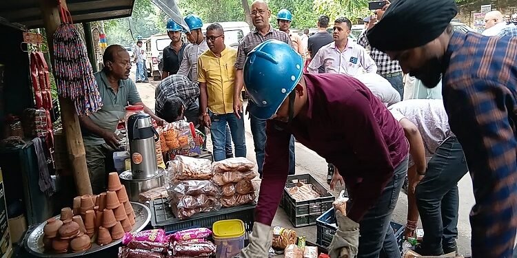 Jamshedpur anti-encroachment drive : जिला प्रशासन एवं टाटा स्टील लैंड डिपार्टमेंट की टीम ने साकची जेल चौक से हटाया अतिक्रमण, प्रभावित दुकानदारों ने आजीविका का हवाला देते हुए किया विरोध, मानवीय आधार पर वैकल्पिक व्यवस्था किये जाने की रखी मांग Jamshedpur anti-encroachment drive : जिला प्रशासन एवं टाटा स्टील लैंड डिपार्टमेंट की टीम ने साकची जेल चौक से हटाया अतिक्रमण, प्रभावित दुकानदारों ने आजीविका का हवाला देते हुए किया विरोध, मानवीय आधार पर वैकल्पिक व्यवस्था किये जाने की रखी मांग
