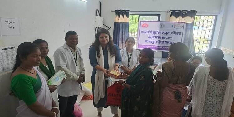 West singhbhum pmsma inspection : चक्रधरपुर एसडीओ ने अनुमंडल अस्पताल में पीएम सुरक्षित मातृत्व अभियान का किया निरीक्षण, गर्भवती महिलाओं को मिल रही सुविधाओं का लिया जायजा, हाई रिस्क मामलों की समय पर पहचान के दिये निर्देश West singhbhum pmsma inspection : चक्रधरपुर एसडीओ ने अनुमंडल अस्पताल में पीएम सुरक्षित मातृत्व अभियान का किया निरीक्षण, गर्भवती महिलाओं को मिल रही सुविधाओं का लिया जायजा, हाई रिस्क मामलों की समय पर पहचान के दिये निर्देश