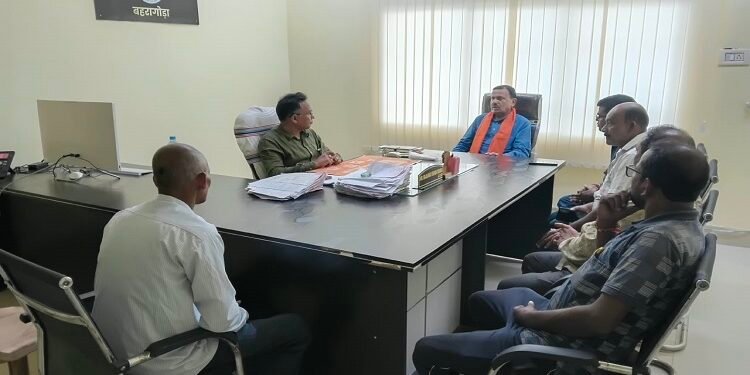 Jamshedpur rural villagers demands : बहरागोड़ा के केवला मुर्गीपाड़ा के गरीबों की झोपड़ियां बचाने को लेकर सीओ से मिले डॉ गोस्वामी, सीओ के आश्वासन के बाद ग्रामीणों ने ली राहत की सांस Jamshedpur rural villagers demands : बहरागोड़ा के केवला मुर्गीपाड़ा के गरीबों की झोपड़ियां बचाने को लेकर सीओ से मिले डॉ गोस्वामी, सीओ के आश्वासन के बाद ग्रामीणों ने ली राहत की सांस
