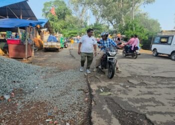West singhbhum ckp railway demands : चक्रधरपुर स्टेशन शताब्दी समारोह से पहले रेल यात्रियों की समस्याएं दूर करने की मांग, विजय सिंह सुम्बरूई ने ट्रेनों की लेटलतीफी, बंदी व अन्य अन्य सुविधाओं पर उठाए सवाल West singhbhum ckp railway demands : चक्रधरपुर स्टेशन शताब्दी समारोह से पहले रेल यात्रियों की समस्याएं दूर करने की मांग, विजय सिंह सुम्बरूई ने ट्रेनों की लेटलतीफी, बंदी व अन्य अन्य सुविधाओं पर उठाए सवाल