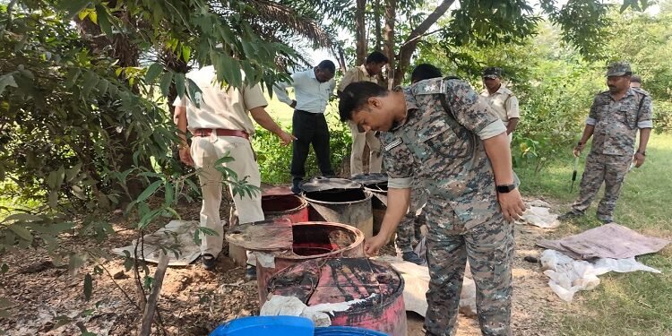Jamshedpur excise dept big action : पूर्वी सिंहभूम के पोटका व सीतारामडेरा थाना क्षेत्र में आबकारी विभाग की बड़ी कार्रवाई, दोनों स्थानों से 8 हजार किलो जावा महुआ व 150 ली अवैध महुआ शराब जब्त Jamshedpur excise dept big action : पूर्वी सिंहभूम के पोटका व सीतारामडेरा थाना क्षेत्र में आबकारी विभाग की बड़ी कार्रवाई, दोनों स्थानों से 8 हजार किलो जावा महुआ व 150 ली अवैध महुआ शराब जब्त
