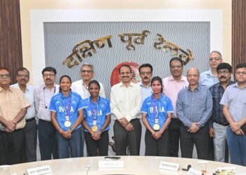 Ser gm felicitates three Jharkhand hocky players : एशियन गेम्स में स्वर्ण पदक विजेता झारखंड की तीन हॉकी खिलाड़ियों को दक्षिण पूर्व रेलवे ने किया सम्मानित, सलीमा टेटे, निक्की प्रधान व दीपिका सोरेंग को मुख्यालय गार्डनरीच में महाप्रबंधक के हाथों मिला सम्मान Ser gm felicitates three Jharkhand hocky players : एशियन गेम्स में स्वर्ण पदक विजेता झारखंड की तीन हॉकी खिलाड़ियों को दक्षिण पूर्व रेलवे ने किया सम्मानित, सलीमा टेटे, निक्की प्रधान व दीपिका सोरेंग को मुख्यालय गार्डनरीच में महाप्रबंधक के हाथों मिला सम्मान