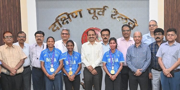 Ser gm felicitates three Jharkhand hocky players : एशियन गेम्स में स्वर्ण पदक विजेता झारखंड की तीन हॉकी खिलाड़ियों को दक्षिण पूर्व रेलवे ने किया सम्मानित, सलीमा टेटे, निक्की प्रधान व दीपिका सोरेंग को मुख्यालय गार्डनरीच में महाप्रबंधक के हाथों मिला सम्मान