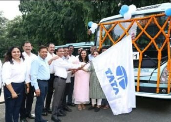 Jamshedpur bus service for tata motors hospital staff : टाटा मोटर्स अस्पताल कर्मियों के लिए बस सेवा शुरू, प्रबंधन व यूनियन अधिकारियों ने किया उद्घाटन