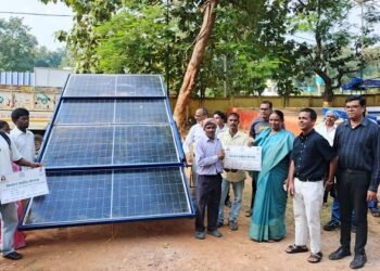 West singhbhum solar pump distribution : किसान समृद्धि योजना के तहत मनोहरपुर के 11 किसानों में सोलर पंप सेट वितरित, सांसद जोबा माझी ने खेती को लाभकारी बनाने में बताई अहम भूमिका, किसानों का सरकारी योजनाओं का लाभ उठाने के लिए किया आह्वान West singhbhum solar pump distribution : किसान समृद्धि योजना के तहत मनोहरपुर के 11 किसानों में सोलर पंप सेट वितरित, सांसद जोबा माझी ने खेती को लाभकारी बनाने में बताई अहम भूमिका, किसानों का सरकारी योजनाओं का लाभ उठाने के लिए किया आह्वान