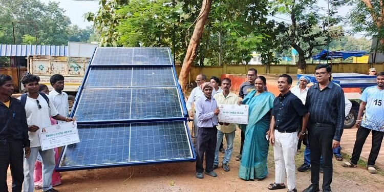 West singhbhum solar pump distribution : किसान समृद्धि योजना के तहत मनोहरपुर के 11 किसानों में सोलर पंप सेट वितरित, सांसद जोबा माझी ने खेती को लाभकारी बनाने में बताई अहम भूमिका, किसानों का सरकारी योजनाओं का लाभ उठाने के लिए किया आह्वान