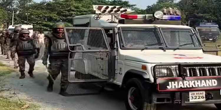 Jamshedpur police mok drill for crime control : जमशेदपुर पुलिस ने दुर्गापूजा के मद्देनजर तैयारियां की तेज, पुलिस लाइन में मॉक ड्रिल कर किया गया क्राइम कंट्रोल का अभ्यास