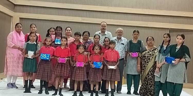 Jamshedpur jugsalai agrasen jayanti : जुगसलाई राजस्थान युवक मंडल में श्री अग्रसेन जयंती समारोह का हुआ आयोजन, विभिन्न प्रतियोगिताओं के विजेता विद्यार्थी किये गए सम्मानित