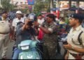 Jamshedpur traffic police road safety campaign : जमशेदपुर ट्रैफिक पुलिस ने साकची गोलचक्कर पर चलाया सड़क सुरक्षा अभियान, बिना हेलमेट दुपहिया वाहन चलाने वालों को बांटे गए हेलमेट