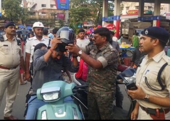 Jamshedpur traffic police road safety campaign : जमशेदपुर ट्रैफिक पुलिस ने साकची गोलचक्कर पर चलाया सड़क सुरक्षा अभियान, बिना हेलमेट दुपहिया वाहन चलाने वालों को बांटे गए हेलमेट