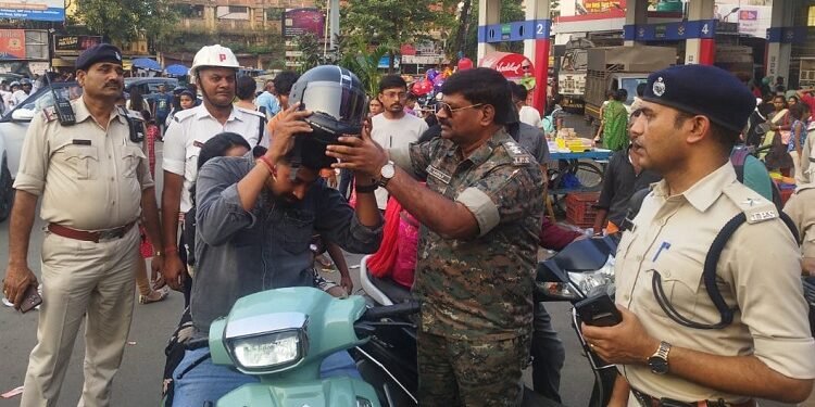 Jamshedpur traffic police road safety campaign : जमशेदपुर ट्रैफिक पुलिस ने साकची गोलचक्कर पर चलाया सड़क सुरक्षा अभियान, बिना हेलमेट दुपहिया वाहन चलाने वालों को बांटे गए हेलमेट