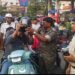 Jamshedpur traffic police road safety campaign : जमशेदपुर ट्रैफिक पुलिस ने साकची गोलचक्कर पर चलाया सड़क सुरक्षा अभियान, बिना हेलमेट दुपहिया वाहन चलाने वालों को बांटे गए हेलमेट Jamshedpur traffic police road safety campaign : जमशेदपुर ट्रैफिक पुलिस ने साकची गोलचक्कर पर चलाया सड़क सुरक्षा अभियान, बिना हेलमेट दुपहिया वाहन चलाने वालों को बांटे गए हेलमेट