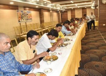 Jamshedpur agrasen jayanti celebration : महाराजा अग्रसेन जयंती पर ‘अग्रसेन परमार्थ भोज’ का हुआ आयोजन, पुरोहितों ने की महाराजा अग्रसेन की पूजा-अर्चना, 61 ब्राह्मणों को कराया गया भोजन, वस्त्र एवं दक्षिणा देकर किया गया सम्मानित Jamshedpur agrasen jayanti celebration : महाराजा अग्रसेन जयंती पर ‘अग्रसेन परमार्थ भोज’ का हुआ आयोजन, पुरोहितों ने की महाराजा अग्रसेन की पूजा-अर्चना, 61 ब्राह्मणों को कराया गया भोजन, वस्त्र एवं दक्षिणा देकर किया गया सम्मानित