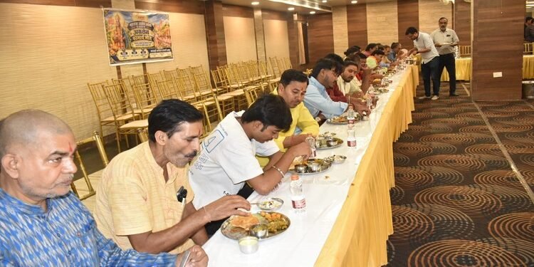 Jamshedpur agrasen jayanti celebration : महाराजा अग्रसेन जयंती पर ‘अग्रसेन परमार्थ भोज’ का हुआ आयोजन, पुरोहितों ने की महाराजा अग्रसेन की पूजा-अर्चना, 61 ब्राह्मणों को कराया गया भोजन,  वस्त्र एवं दक्षिणा देकर किया गया सम्मानित