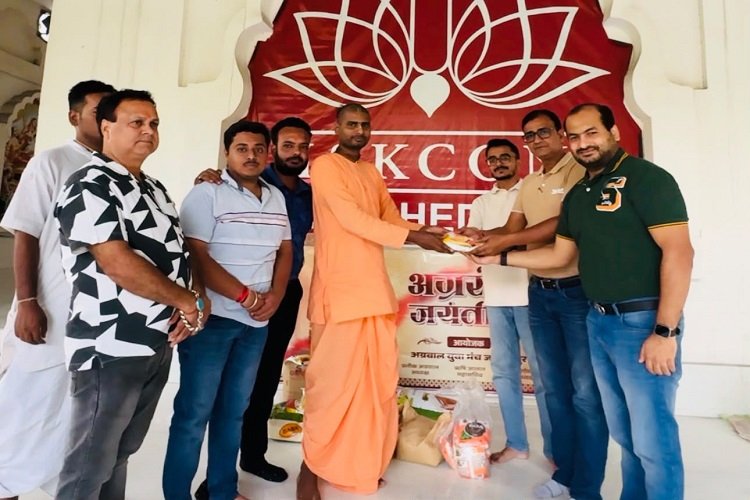 Jamshedpur agrawal yuva manch ration donation : जमशेदपुर अग्रवाल युवा मंच ने अग्रसेन जयंती पर इस्कॉन मंदिर में किया राशन दान, समाज में सेवा, सहयोग और मानवीय संवेदना को प्रोत्साहित करना था उद्देश्य Jamshedpur agrawal yuva manch ration donation : जमशेदपुर अग्रवाल युवा मंच ने अग्रसेन जयंती पर इस्कॉन मंदिर में किया राशन दान, समाज में सेवा, सहयोग और मानवीय संवेदना को प्रोत्साहित करना था उद्देश्य