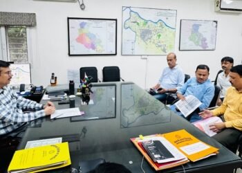 jamshedpur bjp rural : पूर्वी सिंहभूम जिले में बालू की तस्करी और जंगलों की अवैध कटाई का मुद्दा गरमाया, भाजपा के पूर्व प्रदेश अध्यक्ष डॉ दिनेशानंद गोस्वामी के नेतृत्व में प्रतिनिधिमंडल ने उपायुक्त से की मुलाकात jamshedpur bjp rural : पूर्वी सिंहभूम जिले में बालू की तस्करी और जंगलों की अवैध कटाई का मुद्दा गरमाया, भाजपा के पूर्व प्रदेश अध्यक्ष डॉ दिनेशानंद गोस्वामी के नेतृत्व में प्रतिनिधिमंडल ने उपायुक्त से की मुलाकात