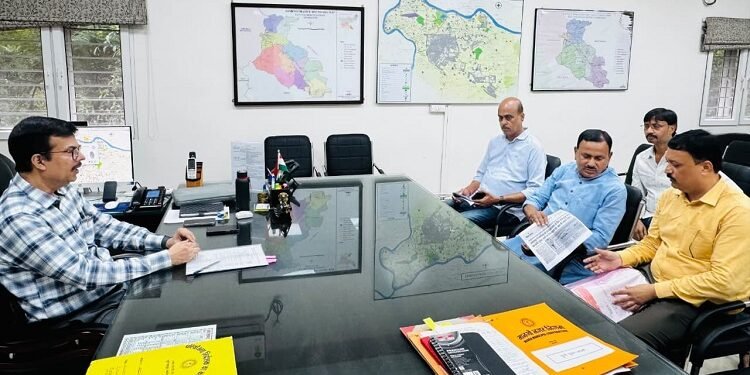 jamshedpur bjp rural : पूर्वी सिंहभूम जिले में बालू की तस्करी और जंगलों की अवैध कटाई का मुद्दा गरमाया, भाजपा के पूर्व प्रदेश अध्यक्ष डॉ दिनेशानंद गोस्वामी के नेतृत्व में प्रतिनिधिमंडल ने उपायुक्त से की मुलाकात