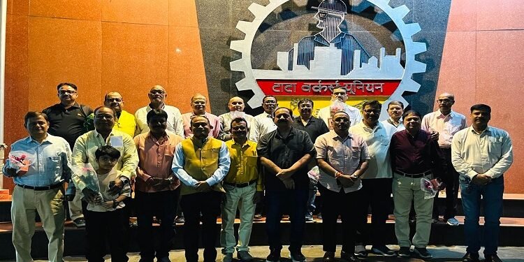 tata steel retired employees falicitation : टाटा स्टील के सेवानिवृत्त कर्मचारियों को दी गयी विदाई, टाटा वर्कर्स यूनियन में हुए समारोह में भावुक हुए रिटायर्ड कर्मचारी