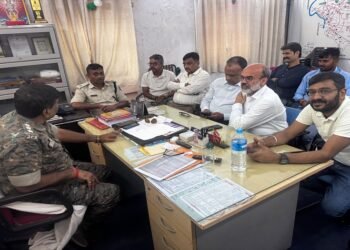 Singhbhum chamber delegates meet traffic dysp : त्योहारों के दौरान सुचारू यातायात के लिए सिंहभूम चैंबर का दल ट्रैफिक डीएसपी से मिला, ट्रैफिक व्यवस्था में सुधार के लिए दिये कई अहम सुझाव