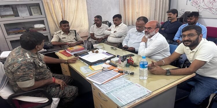 Singhbhum chamber delegates meet traffic dysp : त्योहारों के दौरान सुचारू यातायात के लिए सिंहभूम चैंबर का दल ट्रैफिक डीएसपी से मिला, ट्रैफिक व्यवस्था में सुधार के लिए दिये कई अहम सुझाव