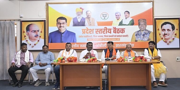jharkhand bjp welcomes obc morcha national president : भाजपा ओबीसी मोर्चा के राष्ट्रीय अध्यक्ष अमरपाल मौर्य पहुंचे रांची, कहा – देशहित के बजाय परिवार की चिंता में लगी है कांग्रेस, भाजपा ने ही दी है ओबीसी आयोग को सैद्धान्तिक मान्यता jharkhand bjp welcomes obc morcha national president : भाजपा ओबीसी मोर्चा के राष्ट्रीय अध्यक्ष अमरपाल मौर्य पहुंचे रांची, कहा – देशहित के बजाय परिवार की चिंता में लगी है कांग्रेस, भाजपा ने ही दी है ओबीसी आयोग को सैद्धान्तिक मान्यता