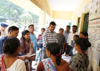 jamshedpur SIR 2026 : जमशेदपुर में जिला निर्वाचन पदाधिकारी एवं झारखंड के अपर मुख्य निर्वाचन पदाधिकारी ने मेगा हेल्प डेस्क कैंप का किया निरीक्षण, मतदाता सूची में नाम जोड़ने, विवरण में सुधार एवं नोटिस से संबंधित मामलों के निष्पादन के लिए सभी मतदान केंद्रों पर विशेष सहायता शिविर आयोजित