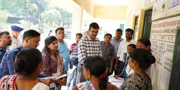 jamshedpur SIR 2026 : जमशेदपुर में जिला निर्वाचन पदाधिकारी एवं झारखंड के अपर मुख्य निर्वाचन पदाधिकारी ने मेगा हेल्प डेस्क कैंप का किया निरीक्षण, मतदाता सूची में नाम जोड़ने, विवरण में सुधार एवं नोटिस से संबंधित मामलों के निष्पादन के लिए सभी मतदान केंद्रों पर विशेष सहायता शिविर आयोजित