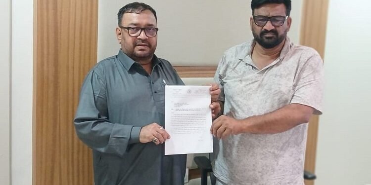 jamshedpur jugsalai issue : जुगसलाई में बाढ़ के पानी से बचाव के लिए बड़ा कदम, मंत्री हफीजुल हसन को हिदायतुल्लाह खान ने सौंपा मांग पत्र, बड़े नालों पर स्लुइस गेट बनाने की मांग, जल संसाधन विभाग की ओर से निर्माण कार्य शुरू कराने का आश्वासन jamshedpur jugsalai issue : जुगसलाई में बाढ़ के पानी से बचाव के लिए बड़ा कदम, मंत्री हफीजुल हसन को हिदायतुल्लाह खान ने सौंपा मांग पत्र, बड़े नालों पर स्लुइस गेट बनाने की मांग, जल संसाधन विभाग की ओर से निर्माण कार्य शुरू कराने का आश्वासन