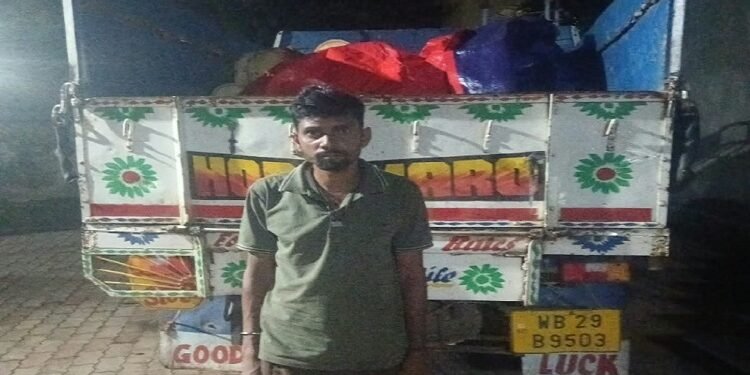 Jamshedpur rural one arrested with wood loaded pick up van : चाकुलिया वन क्षेत्र में अवैध लकड़ी से लदा पिकअप वैन पकड़ाया, पुलिस ने मामला वन विभाग के किया सुपुर्द Jamshedpur rural one arrested with wood loaded pick up van : चाकुलिया वन क्षेत्र में अवैध लकड़ी से लदा पिकअप वैन पकड़ाया, पुलिस ने मामला वन विभाग के किया सुपुर्द