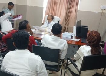 Jamshedpur mgm hospital problem : एमजीएम अस्पताल में इलाज में कोताही व परिजनों से दुर्व्यवहार पर मानगो झामुमो में रोश, पार्टी कार्यकर्ताओं का दल अधीक्षक से मिला Jamshedpur mgm hospital problem : एमजीएम अस्पताल में इलाज में कोताही व परिजनों से दुर्व्यवहार पर मानगो झामुमो में रोश, पार्टी कार्यकर्ताओं का दल अधीक्षक से मिला