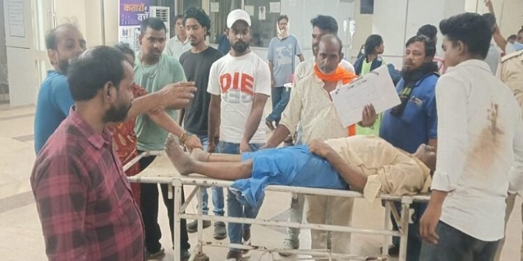 Jamshedpur hungama in mgmch : जमशेदपुर एमजीएम अस्पताल में वृद्ध की मौत के बाद परिजनों का हंगामा, अस्पताल परिसर में की तोड़फोड़, मशीन भी की गई क्षतिग्रस्त Jamshedpur hungama in mgmch : जमशेदपुर एमजीएम अस्पताल में वृद्ध की मौत के बाद परिजनों का हंगामा, अस्पताल परिसर में की तोड़फोड़, मशीन भी की गई क्षतिग्रस्त