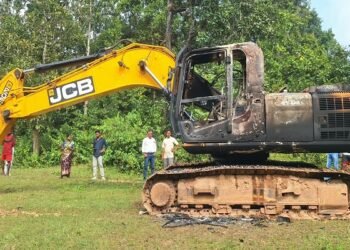 West singhbhum poclain on arson : बंदगांव के टेबो क्षेत्र में सड़क निर्माण के लिए आये पोकलेन में आगजनी,  आगजनी को लेकर इलाके में दहशत का माहौल, क्षेत्र में घटना पर तैर रहीं तरह-तरह की चर्चाएं