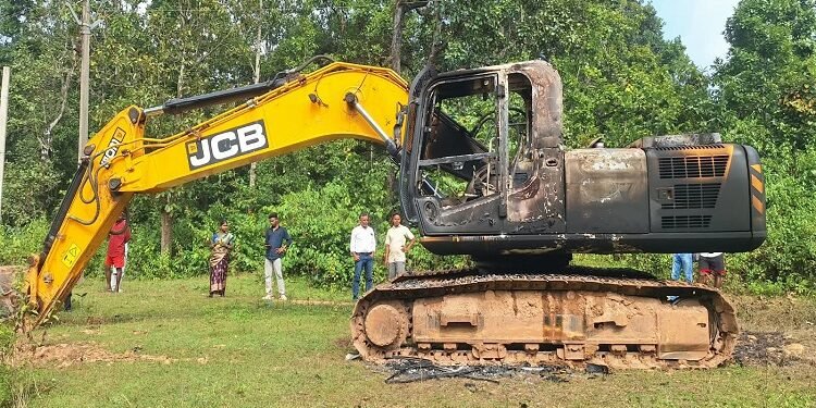 West singhbhum poclain on arson : बंदगांव के टेबो क्षेत्र में सड़क निर्माण के लिए आये पोकलेन में आगजनी, आगजनी को लेकर इलाके में दहशत का माहौल, क्षेत्र में घटना पर तैर रहीं तरह-तरह की चर्चाएं West singhbhum poclain on arson : बंदगांव के टेबो क्षेत्र में सड़क निर्माण के लिए आये पोकलेन में आगजनी, आगजनी को लेकर इलाके में दहशत का माहौल, क्षेत्र में घटना पर तैर रहीं तरह-तरह की चर्चाएं
