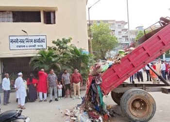 Jamshedpur mango unique protest : कचरा उठाव नहीं होने के खिलाफ फूटा मानगो नगर निगम क्षेत्र वासियों का गुस्सा, विधायक सरयू राय व पार्षदों ने निगम कार्यालय के बाहर डंप किया टनों कचरा